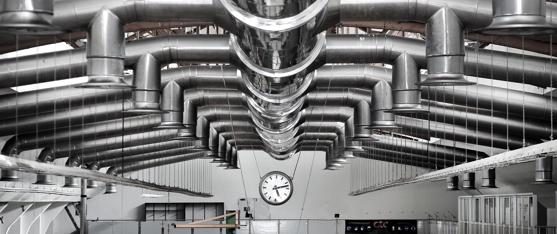 Conductos de climatización en una nave industrial