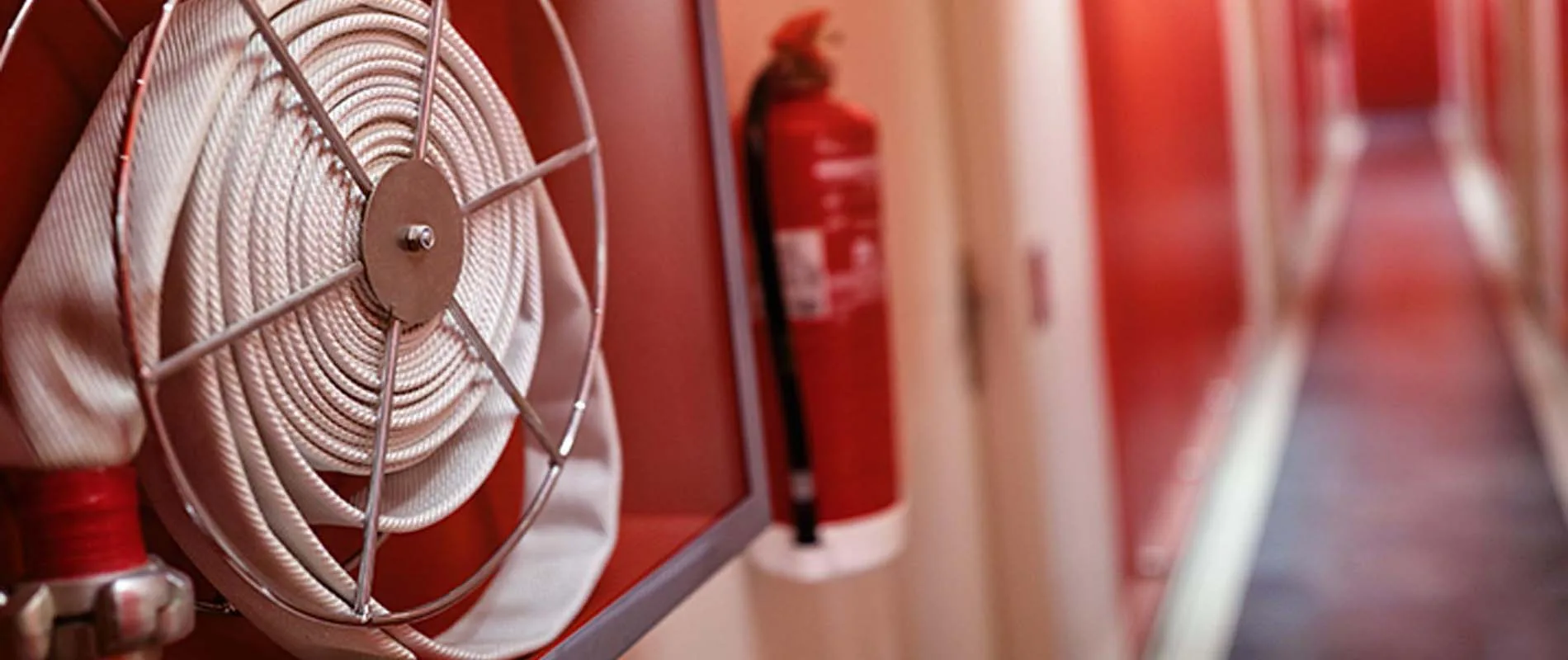 Boca de incendio equipada y extintor
