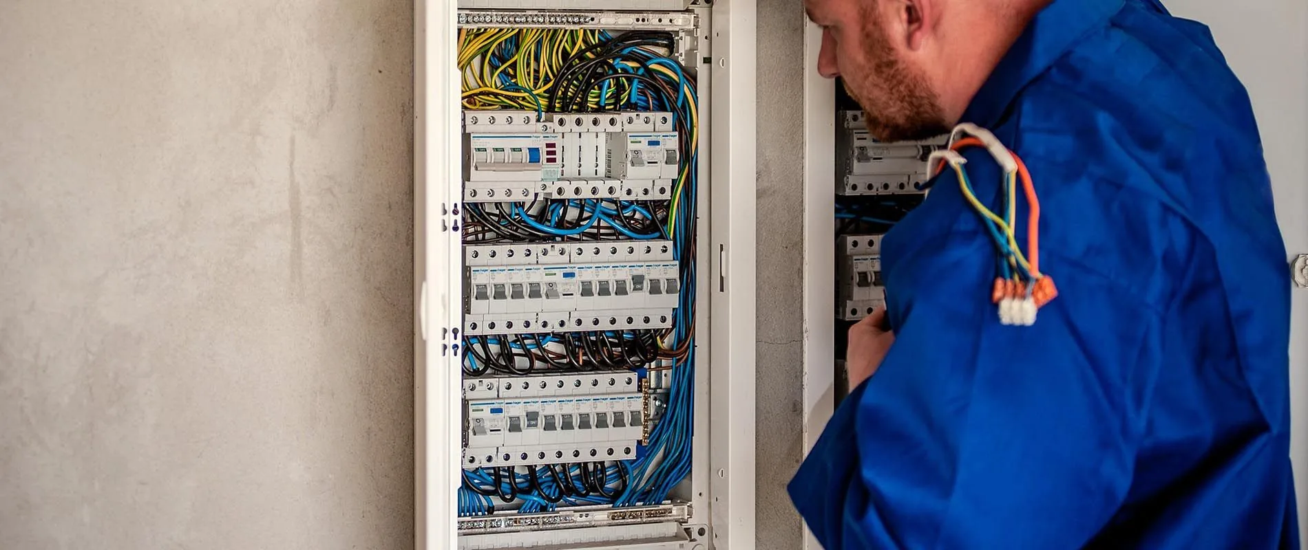 Técnico haciendo el mantenimiento de un cuadro eléctrico