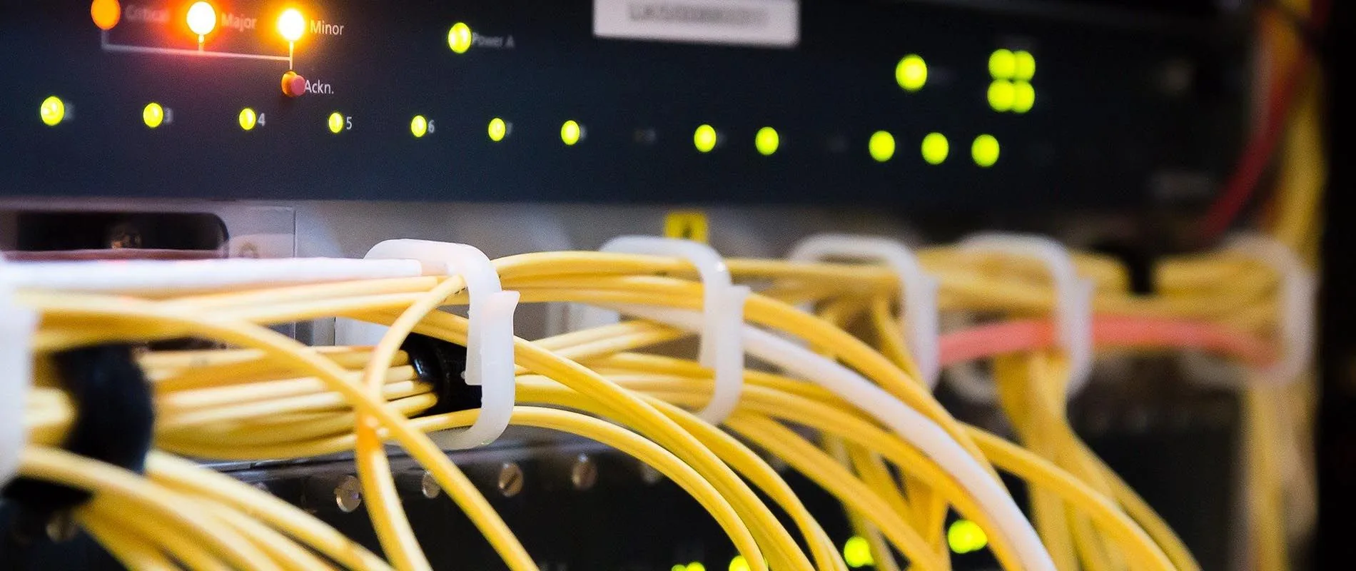 Cableado de fibra óptica en un armario de comunicaciones
