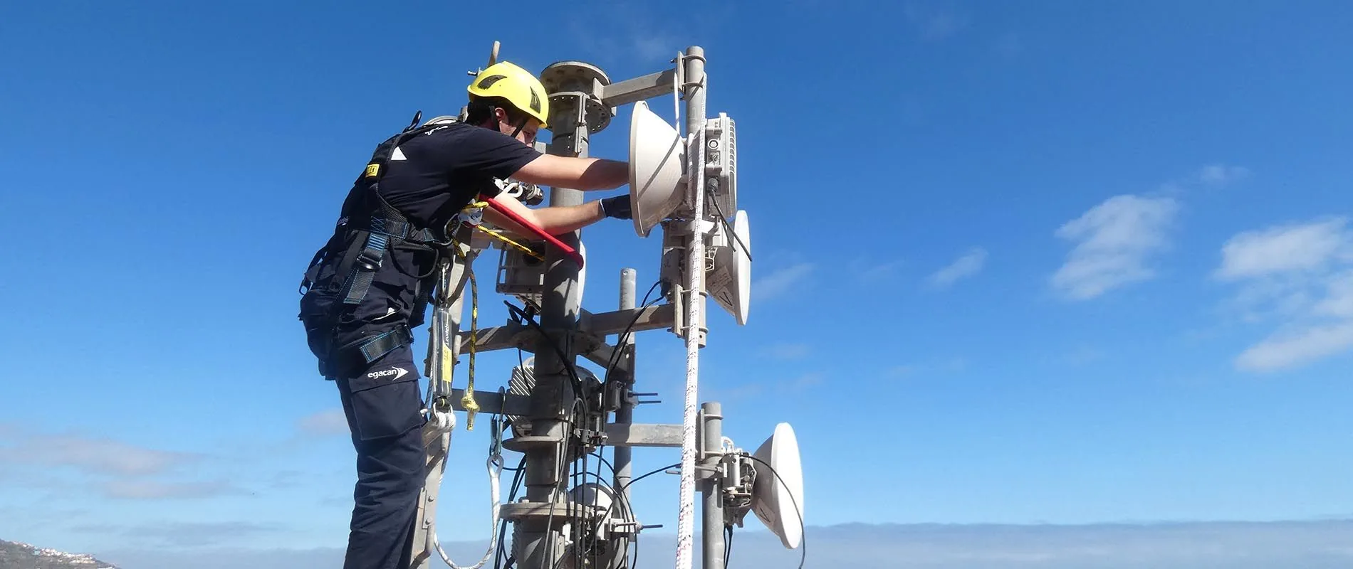 Técnico instalando antenas en una torre de telecomunicaciones