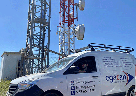 Furgoneta de Egacan junto a una torre de telecomunicaciones